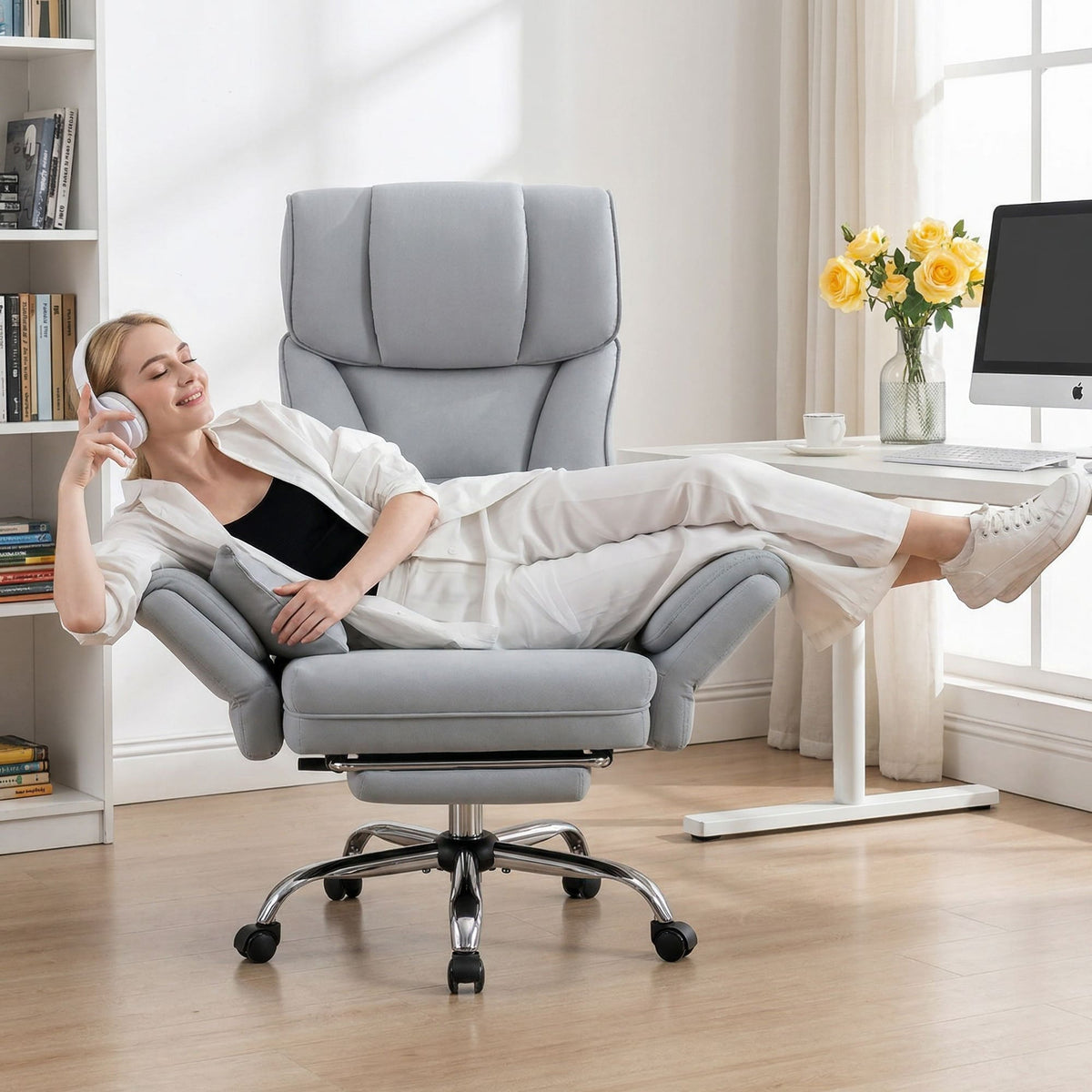 Chaise de bureau ergonomique en velours avec piètement large et accoudoirs relevables
